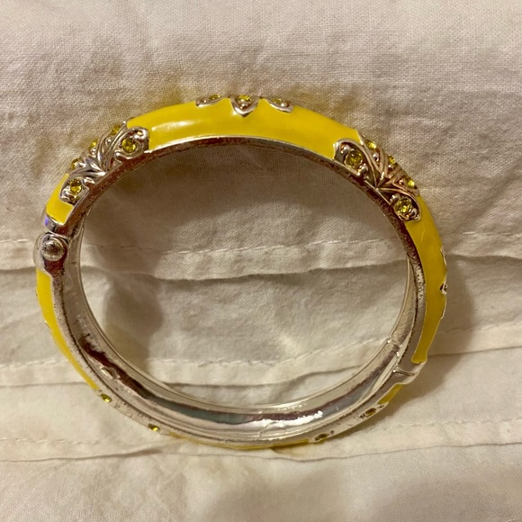 Pretty enamel snap bracelet Yellow with Gold tone flower accents - Picture 10 of 12